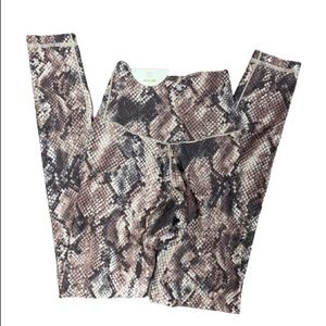 OFFLINE BY ARIE  NWT TAN SNAKE PRINT LEGGINGS XS